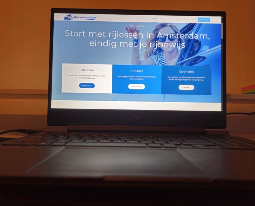 website van een rijschool op een laptop